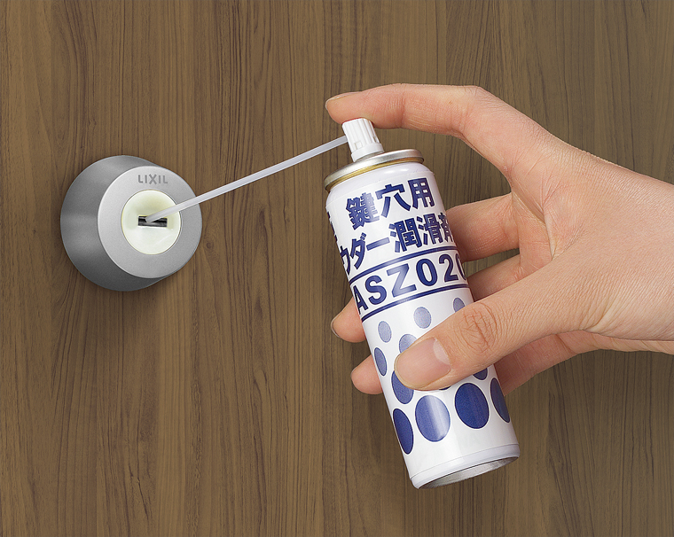 玄関ドアがきしむ キーキー音がする 油を塗れば改善する