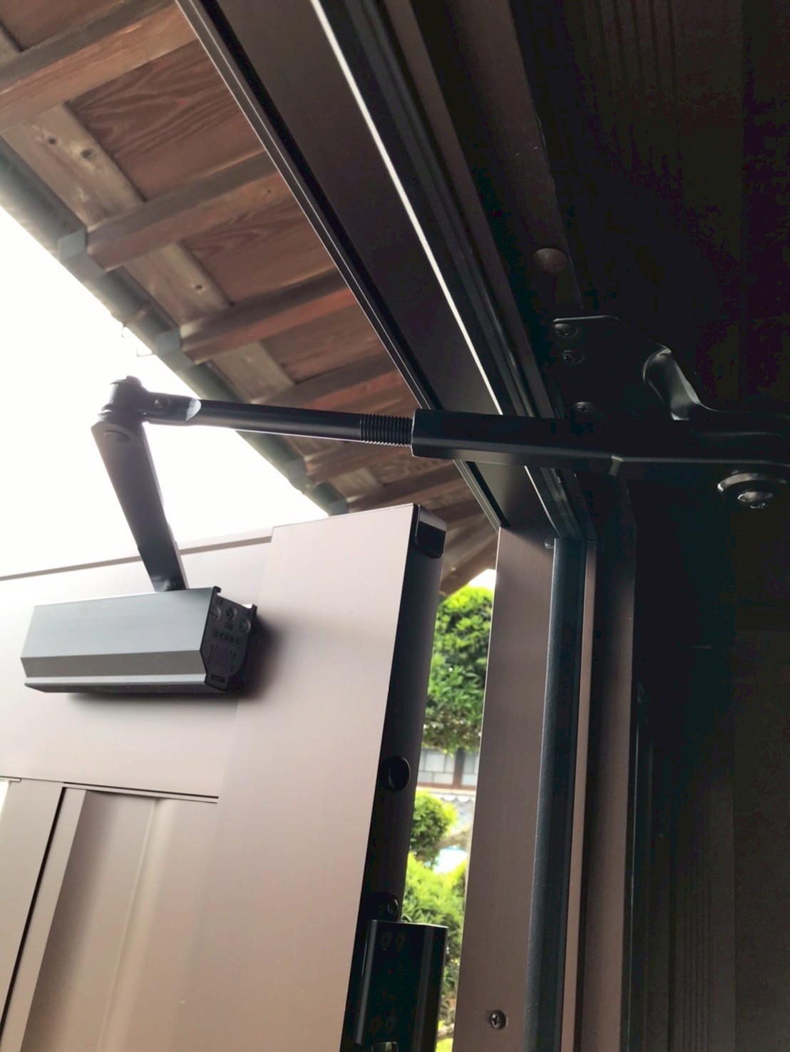 伊奈町の皆さま、「YKKapのD30シリーズの玄関ドアのドアクローザーの開き角度って、自分で調整できるんですか？」