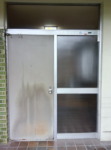 福山市玄関ドアの開け閉めの際にドアがはずれる⁉ドアと枠をつなぐ部品が破損していました。