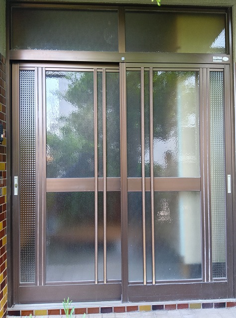 福山市　防犯対策として玄関引戸のカギ交換が良いのか？玄関交換が良いのかを考えています。