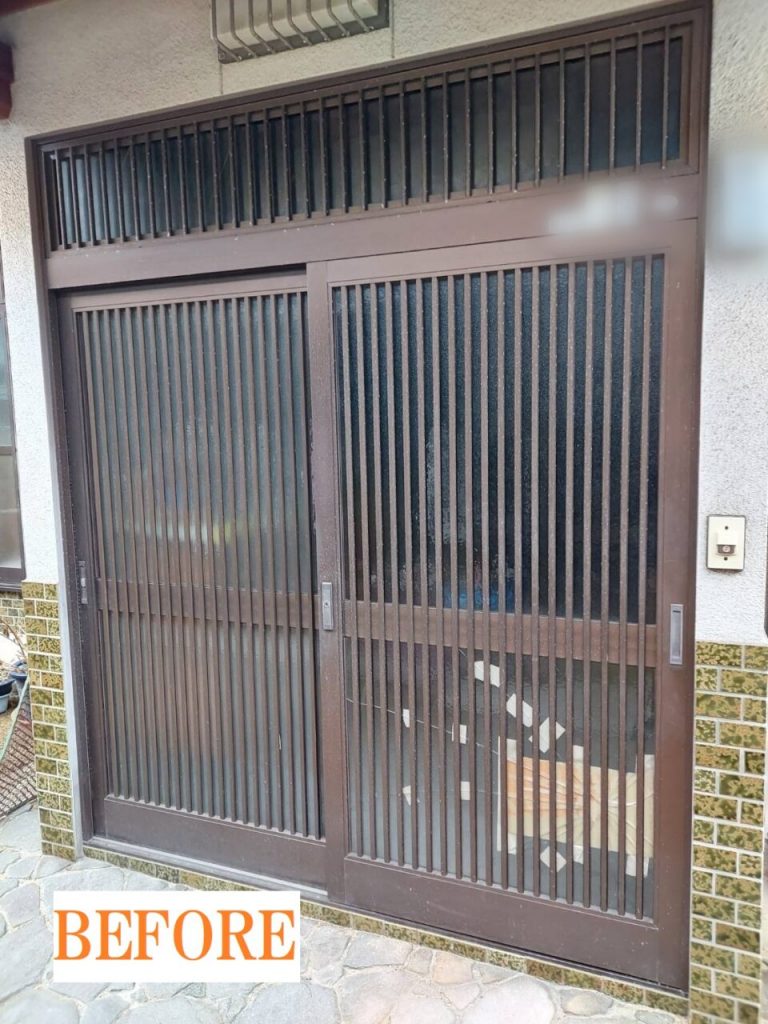 施工前の古い玄関引戸