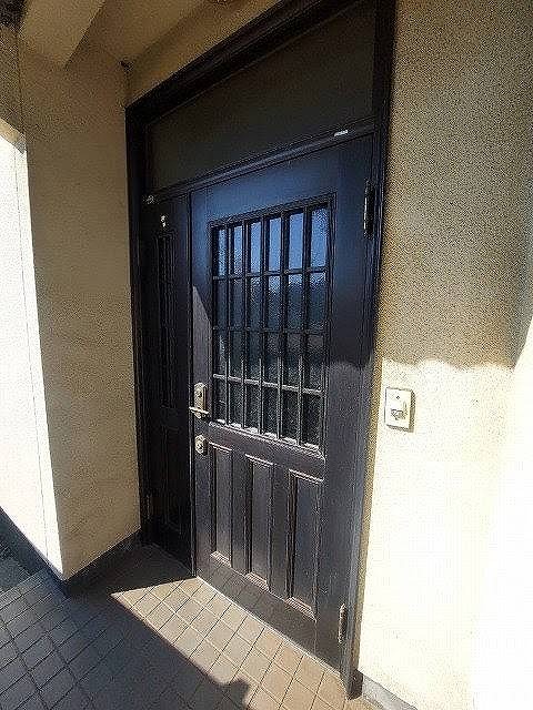 黒基調の既設玄関ドア
