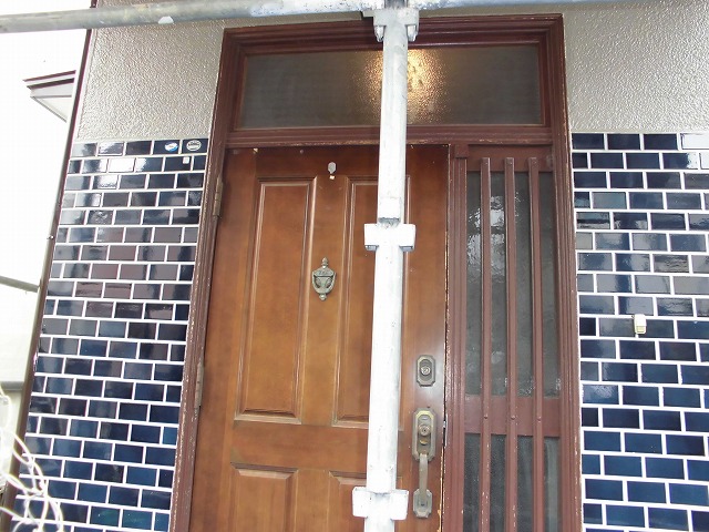 埼玉県の補助金紹介、春日部市で塗装工事をしているので一緒に玄関ドアも取り替えたいとの連絡を頂きお伺いしました。