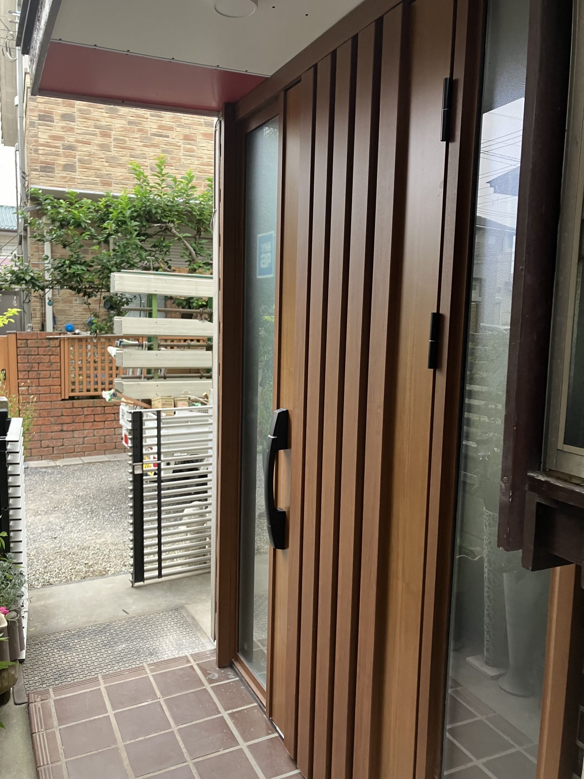 さいたま市浦和区の皆さま、タイル張りの木製玄関ドアをYKKAP両袖玄関ドアに取り替えました