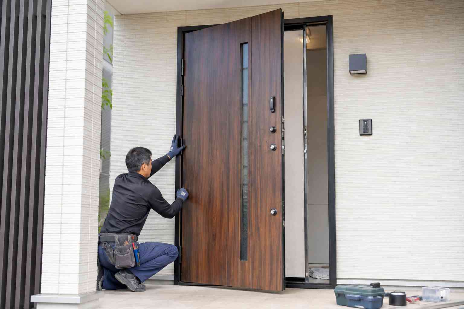 カバー工法だけじゃない。YKKAP「取替用玄関ドア・引戸」という選択肢を専門家が解説