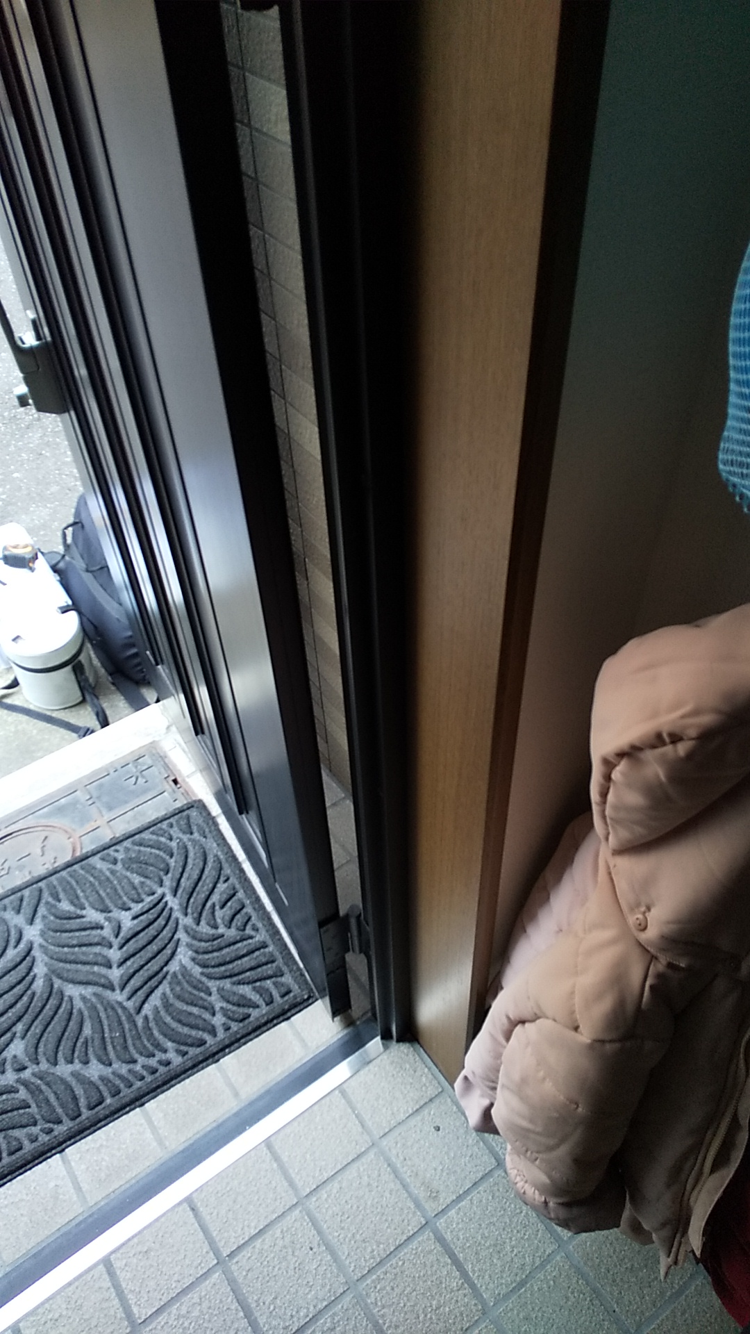 大阪府吹田市玄関ドアの動きが少しおかしくなってきている玄関ドアの状態をみてほしい