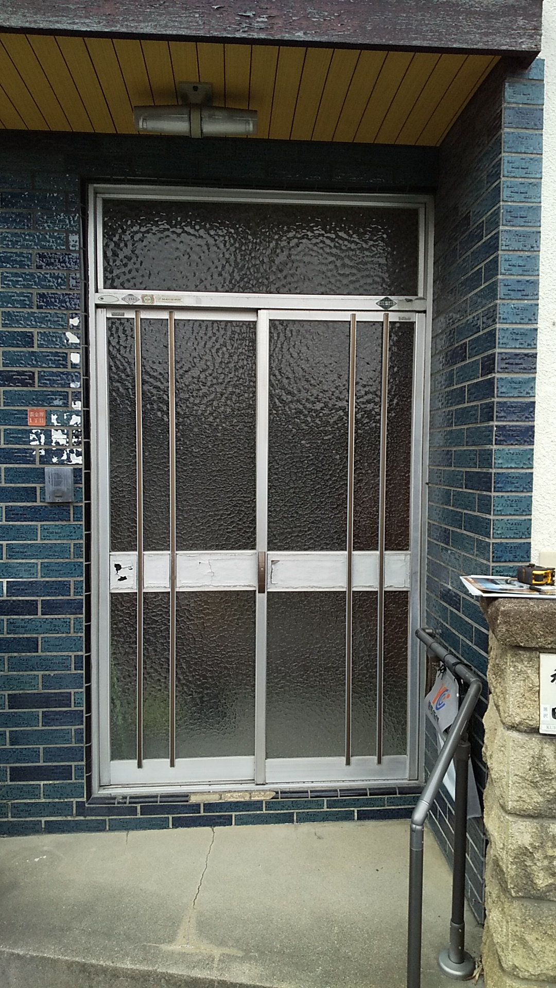 大阪府吹田市にて中古で買った住宅の玄関ドアがとても重いので取替てほしい