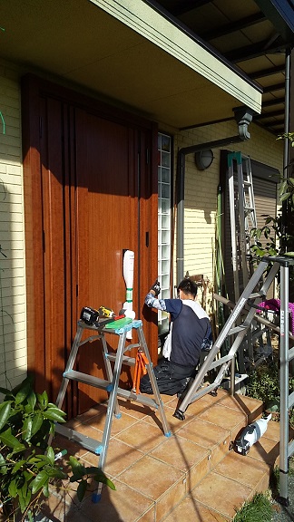 高槻市にて開閉が重くなった玄関ドアをカバー工事でリフォームしました！