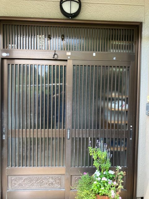 劣化した玄関引き戸