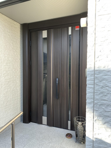 豊橋市で重たいスチールドアから軽いアルミドアへリフォームしました。