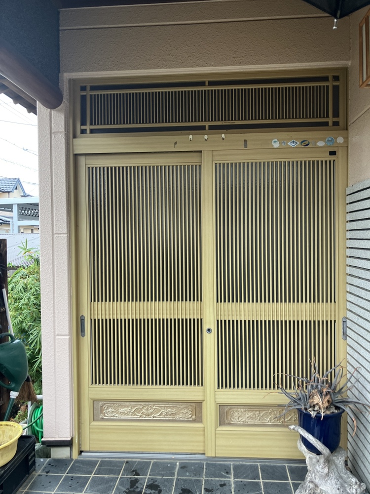 既存の玄関引戸の全体を確認