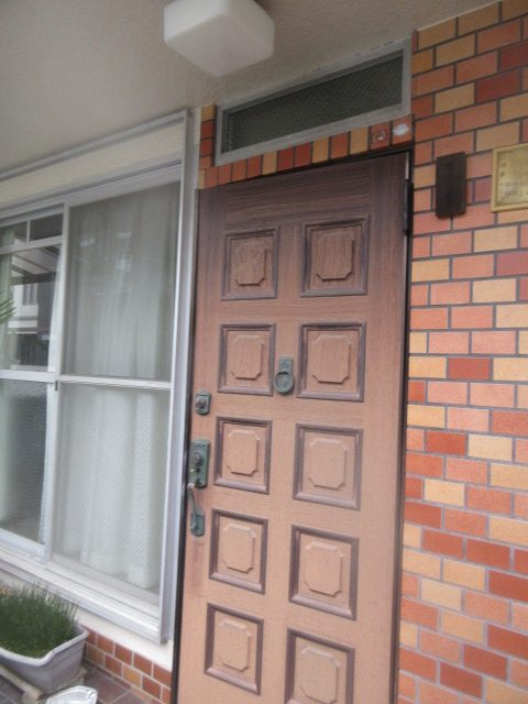 大阪府吹田市にて玄関がとてみ暗い暗くならない玄関ドアがあれば交換したい