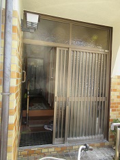 大阪府吹田市にて木製玄関引戸、鍵と開閉の不具合がお家に下見に伺いました。