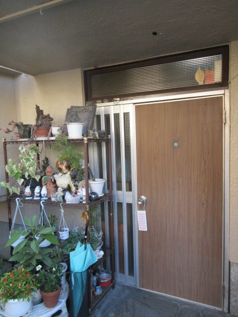 吹田市玄関ドアを交換して玄関の出入り口を広くしたい