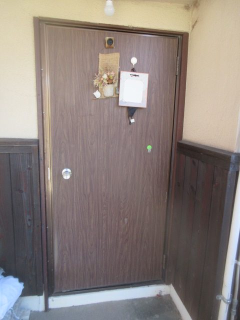 吹田市にて長年使用してきた玄関ドアの不具合を確認してほしい