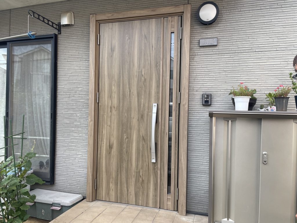 木目調の新しい玄関ドア