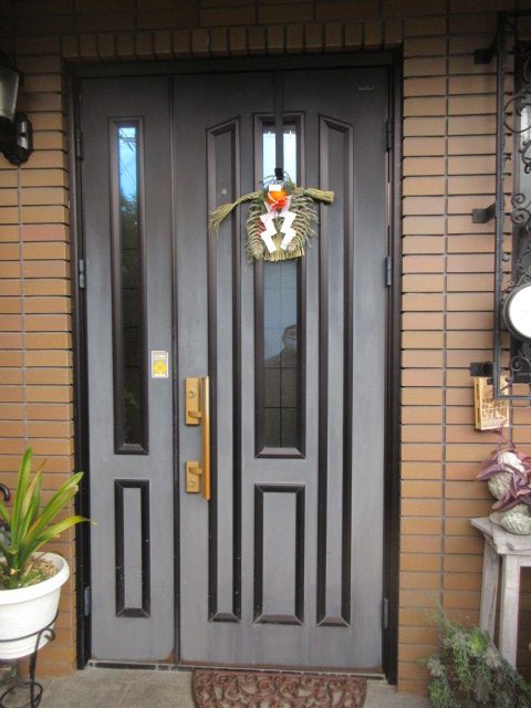 大阪府吹田市にて玄関ドア老朽化と鍵の不具合でリフォーム玄関ドアに取替する下見に伺いました。