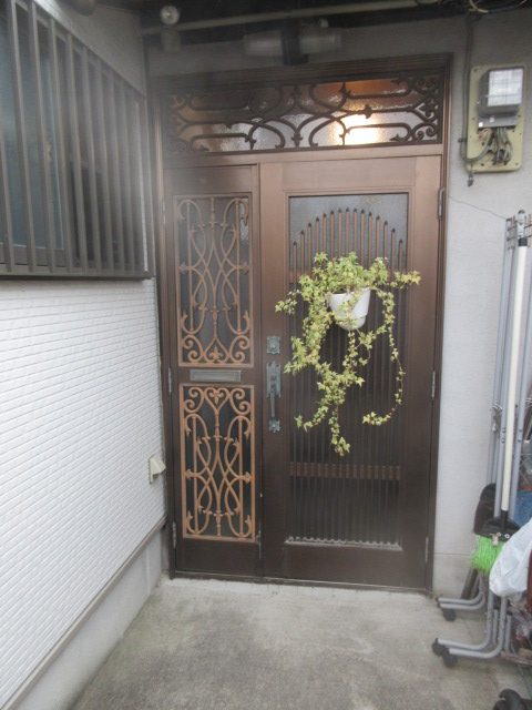 大阪府吹田市にてアルミ素材の玄関ドアが経年劣化の影響で動きが悪くなってきた