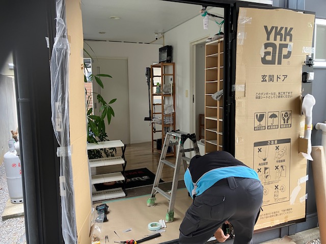 玄関枠の設置作業中