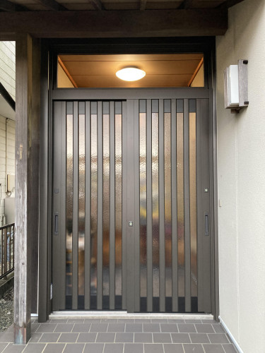 豊橋市で重い木製の玄関引戸をアルミの玄関引戸に交換しました。