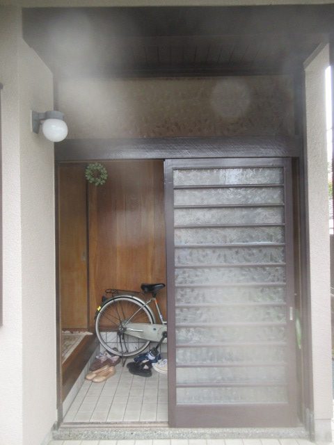 大阪府吹田市にて玄関引戸からリフォーム玄関ドアに取替する下見に伺いました。