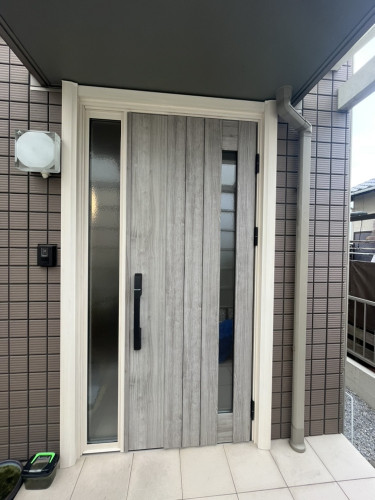 豊川市で鍵のかかりにくくなった玄関をリフォームしました。