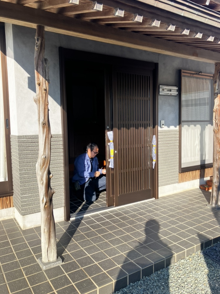 現場での調整作業：開閉と鍵まわりの“ひと手間”