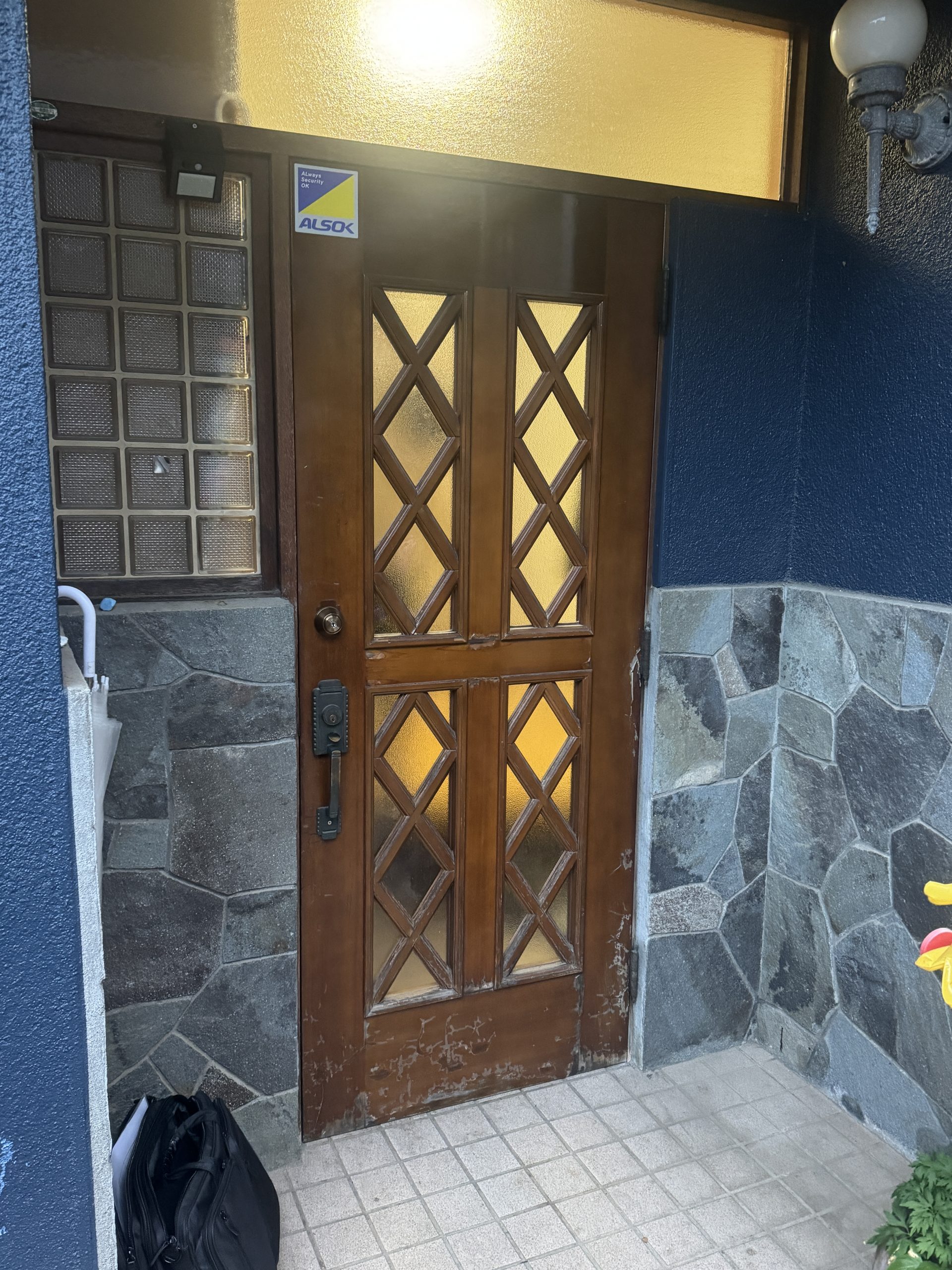 調査写真1：経年劣化が進んだ木製ドアの状態