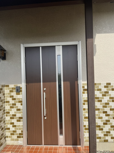 豊橋市で鍵の調子が悪くなった玄関ドアをリフォームしました。