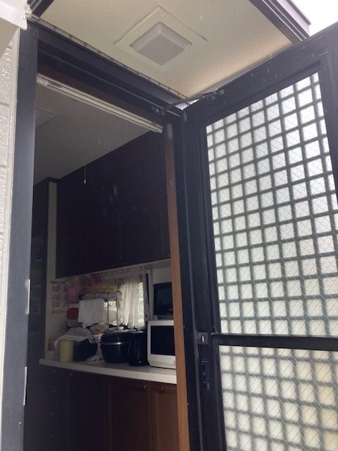 開放状態で見えた枠まわりと室内側の納まり