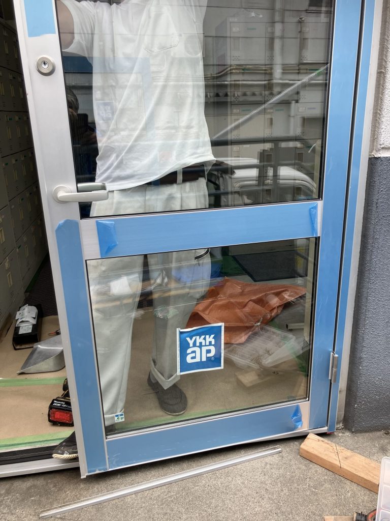 新設ドアの吊り込み作業