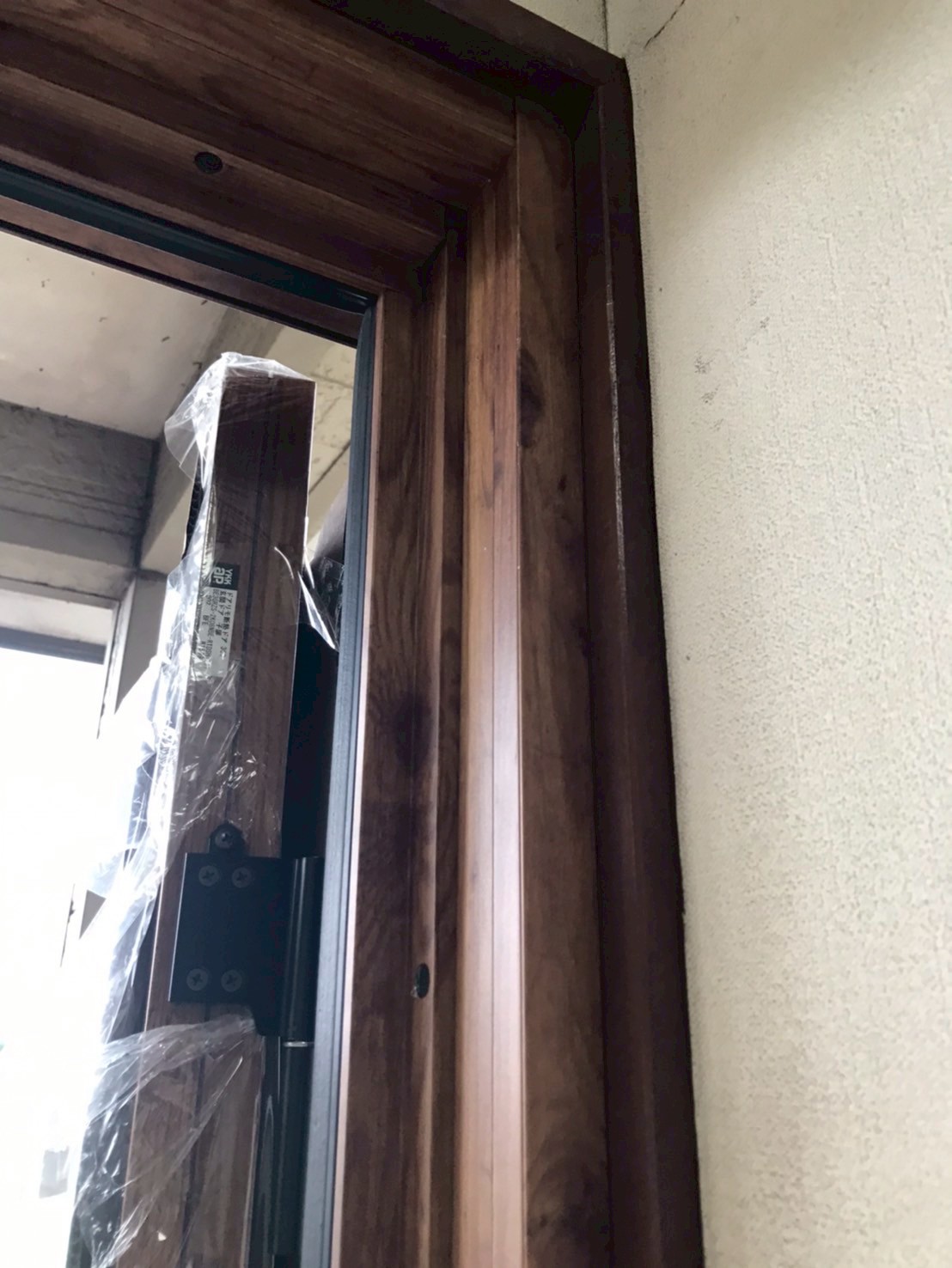 枠まわりの取り合いを整え、見切りラインをきれいに