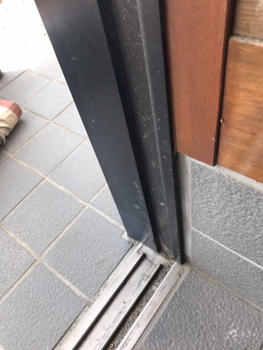 下枠レール部の汚れ・堆積とすき間リスク