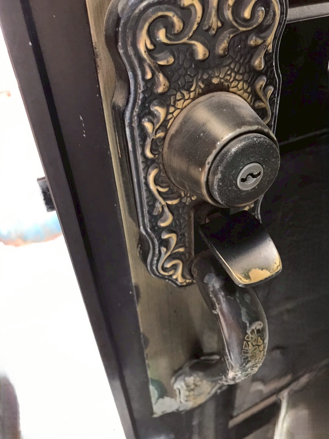 桶川市の皆さま、 最近、市内で玄関ドアの交換が急増中！その理由は「ラッチの不具合」？防犯と断熱を叶える選び方のコツ