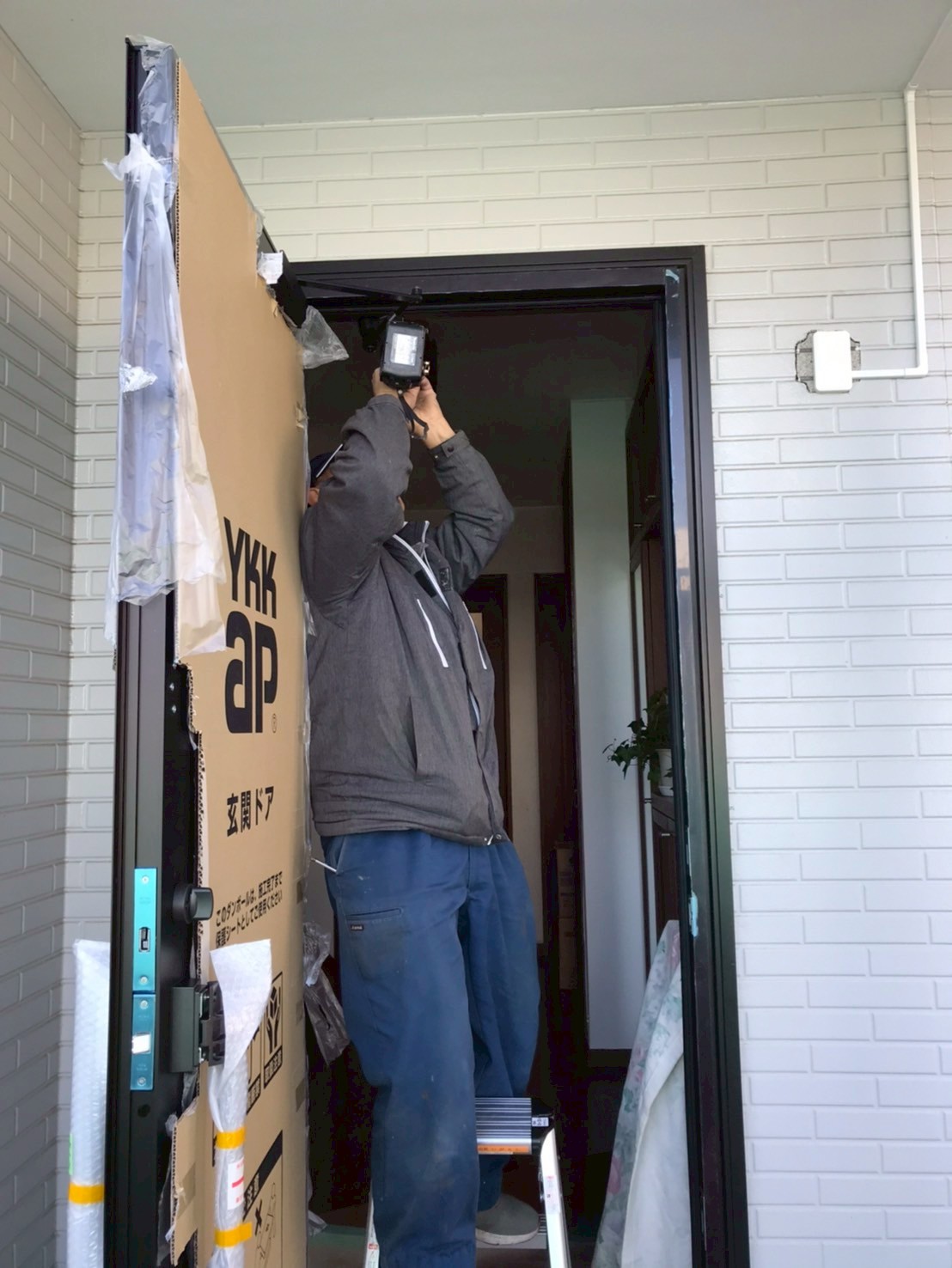 既存ドアの撤去準備と枠まわりの調整