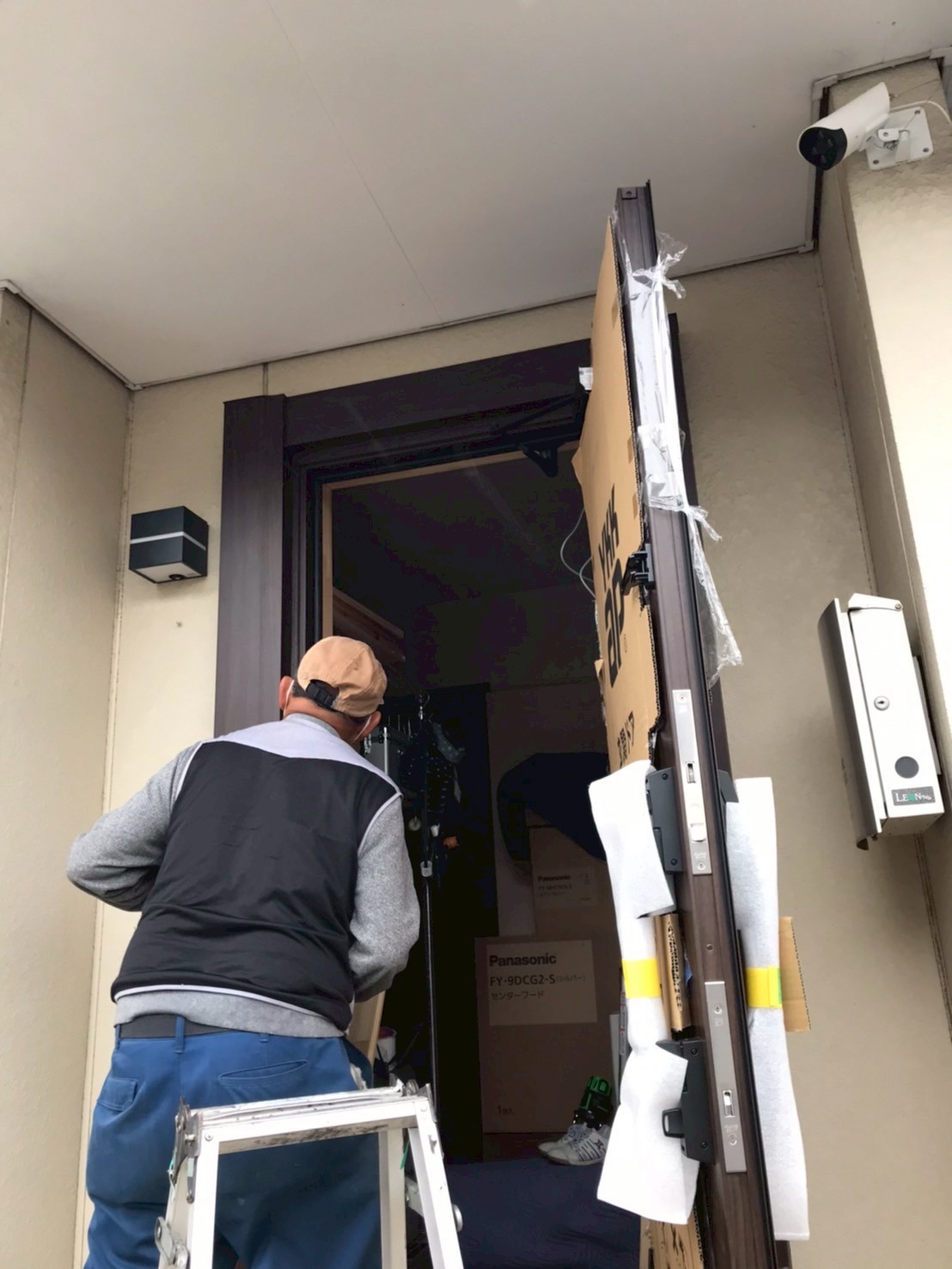 新しい玄関ドア本体を搬入し、設置に向けて準備