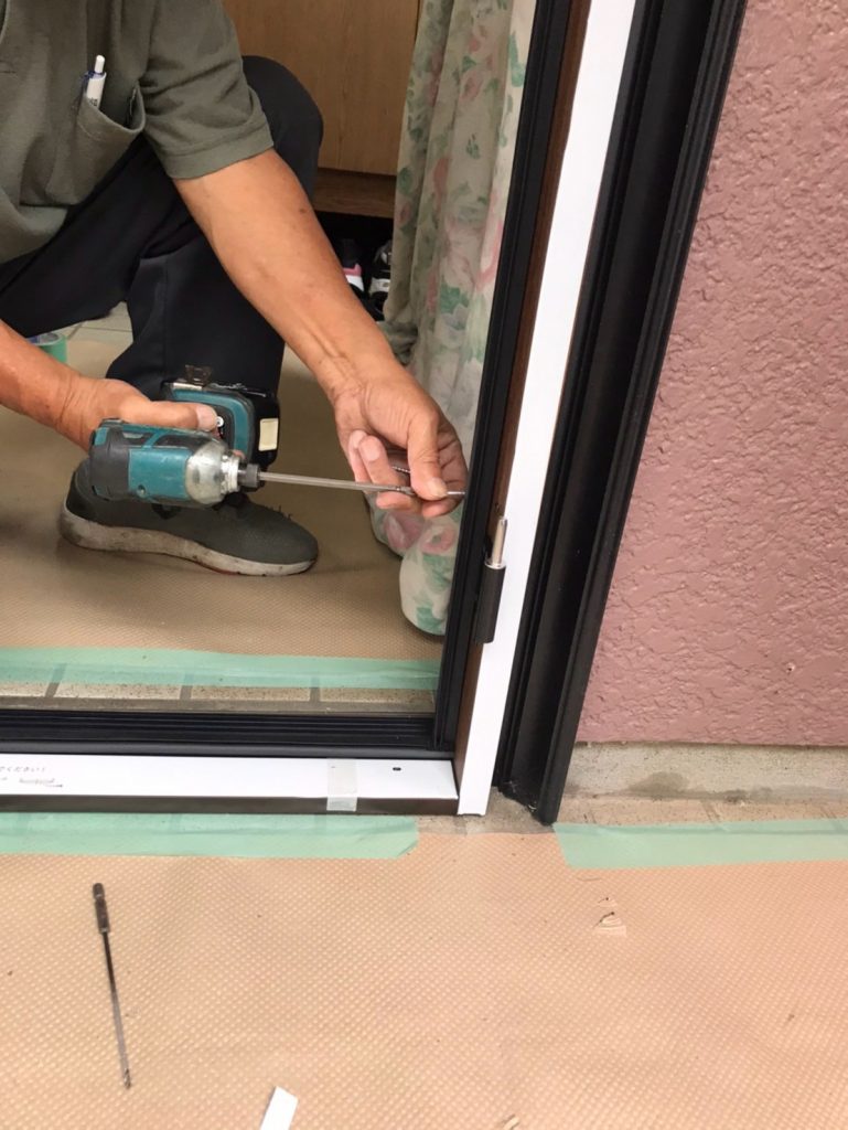 枠固定の調整作業