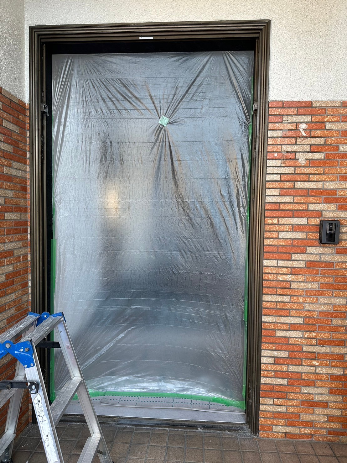 名古屋市鉄骨造の玄関リフォーム。欄間部と本体の枠を無くしました。