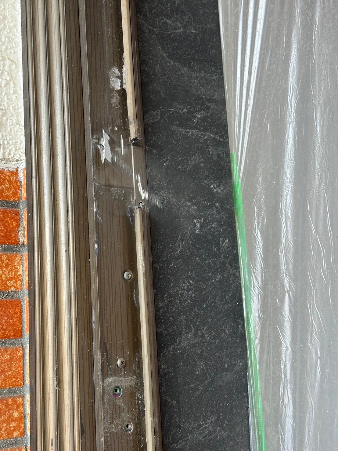 名古屋市鉄骨造の玄関リフォーム。欄間部と本体の枠を無くした部分の拡大の様子です。