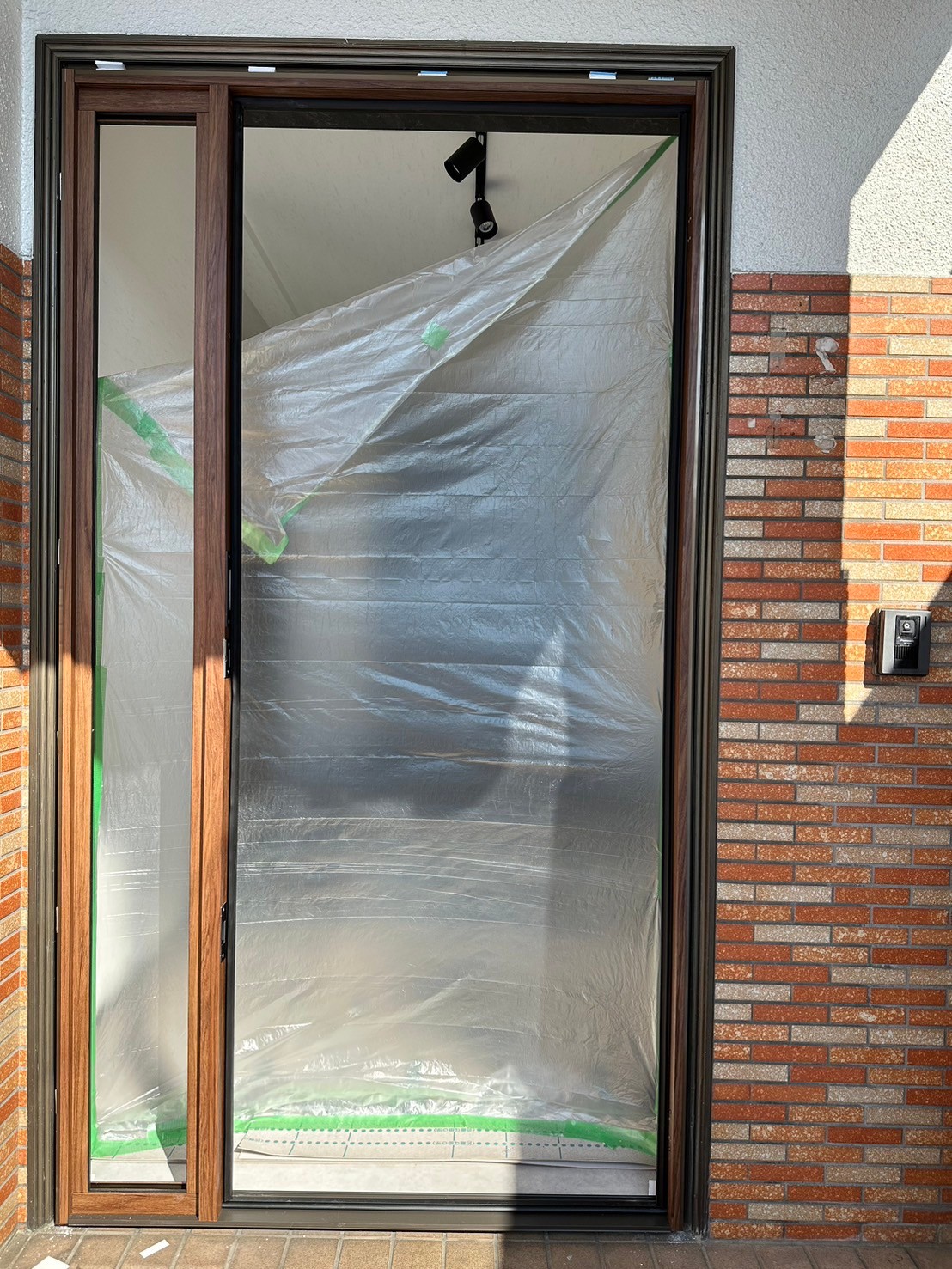 名古屋市鉄骨造の玄関リフォーム。内側に枠をはめ込みました。