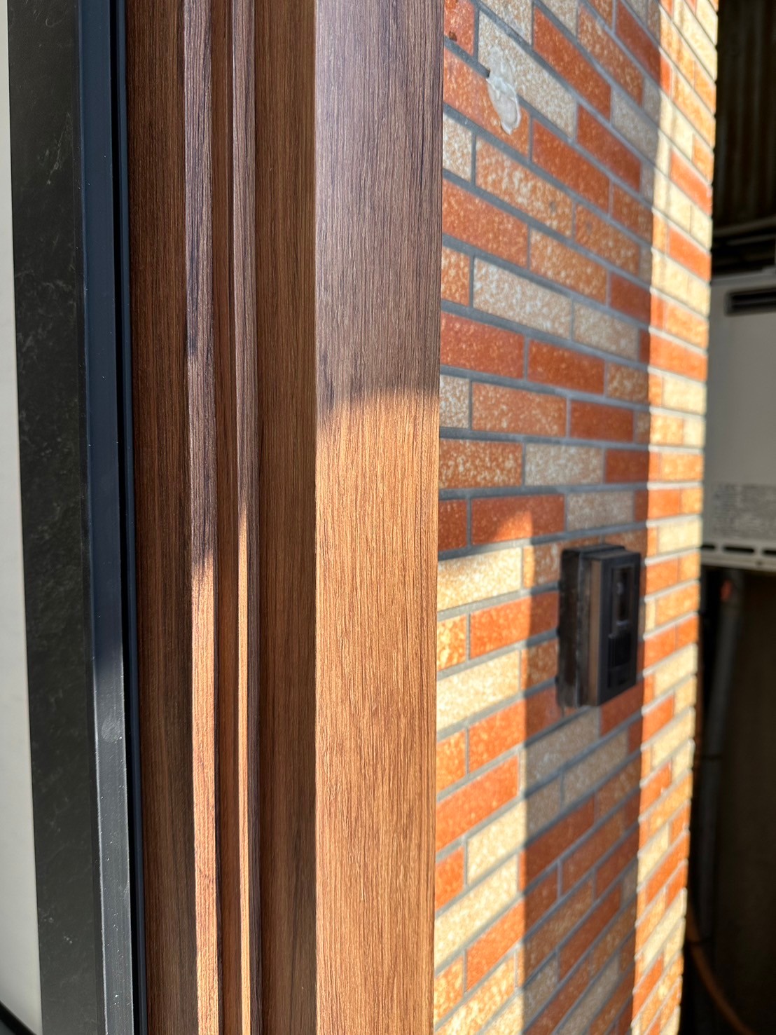 名古屋市鉄骨造の玄関リフォーム。三方に外額縁を取付けました。外額縁の拡大写真です。