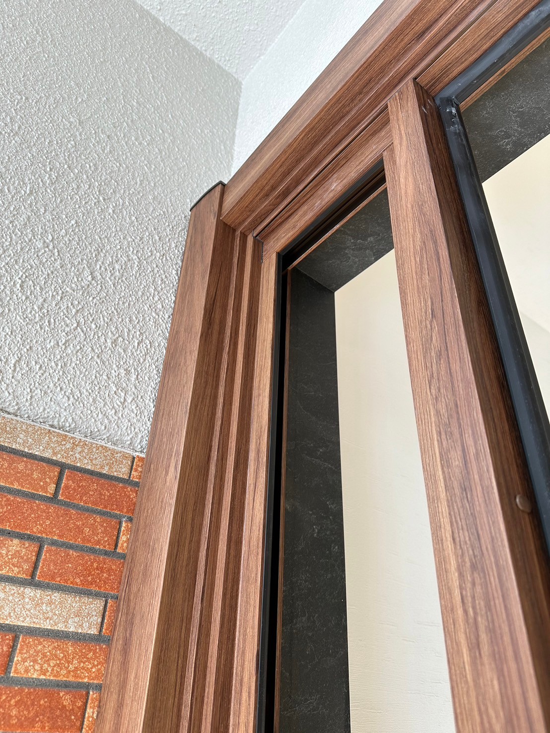 名古屋市鉄骨造の玄関リフォーム。三方に外額縁を取付けました。袖部分の拡大写真です。