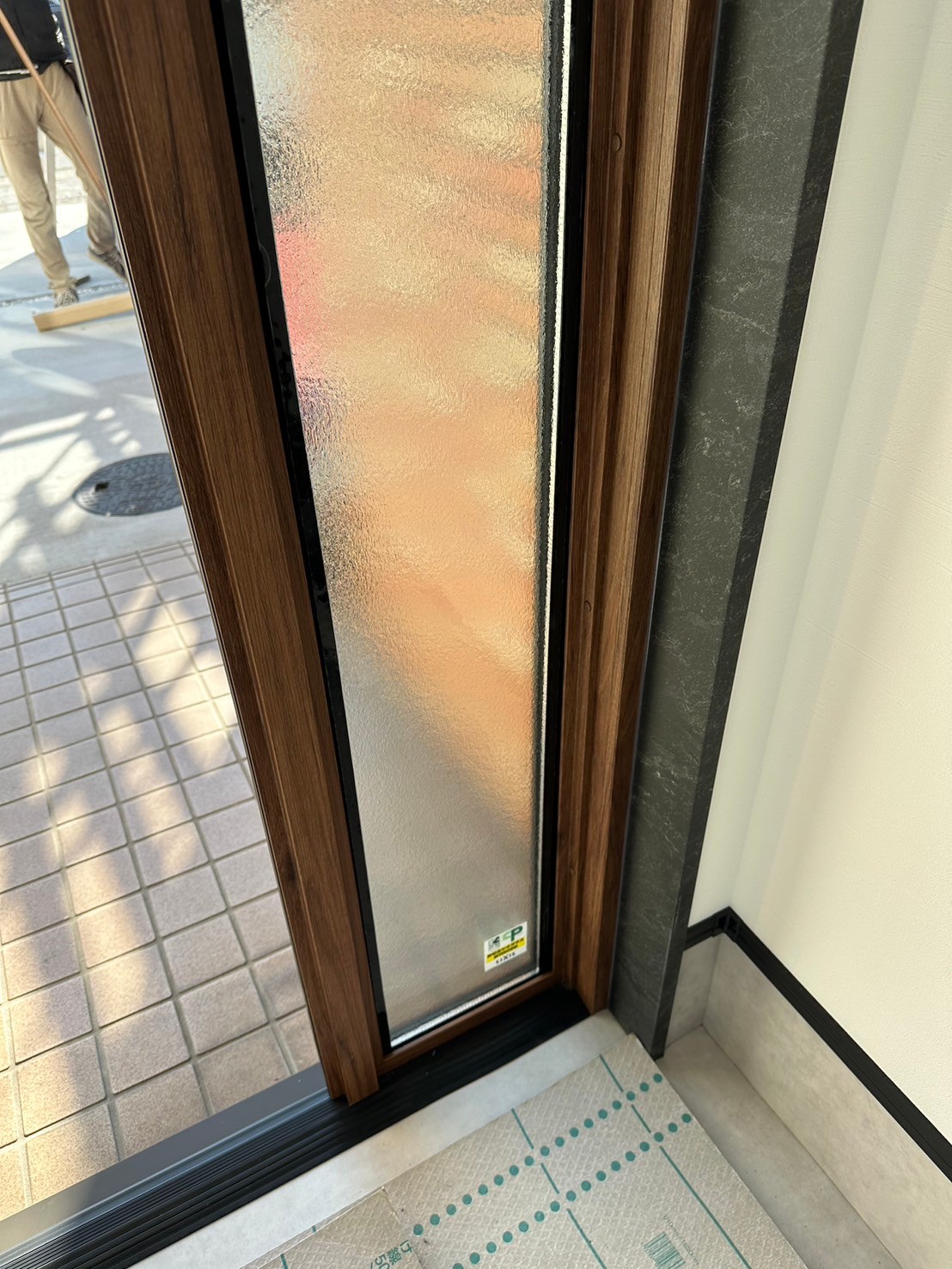 名古屋市鉄骨造の玄関リフォーム。袖部分に安全合わせガラスをはめ込みました。