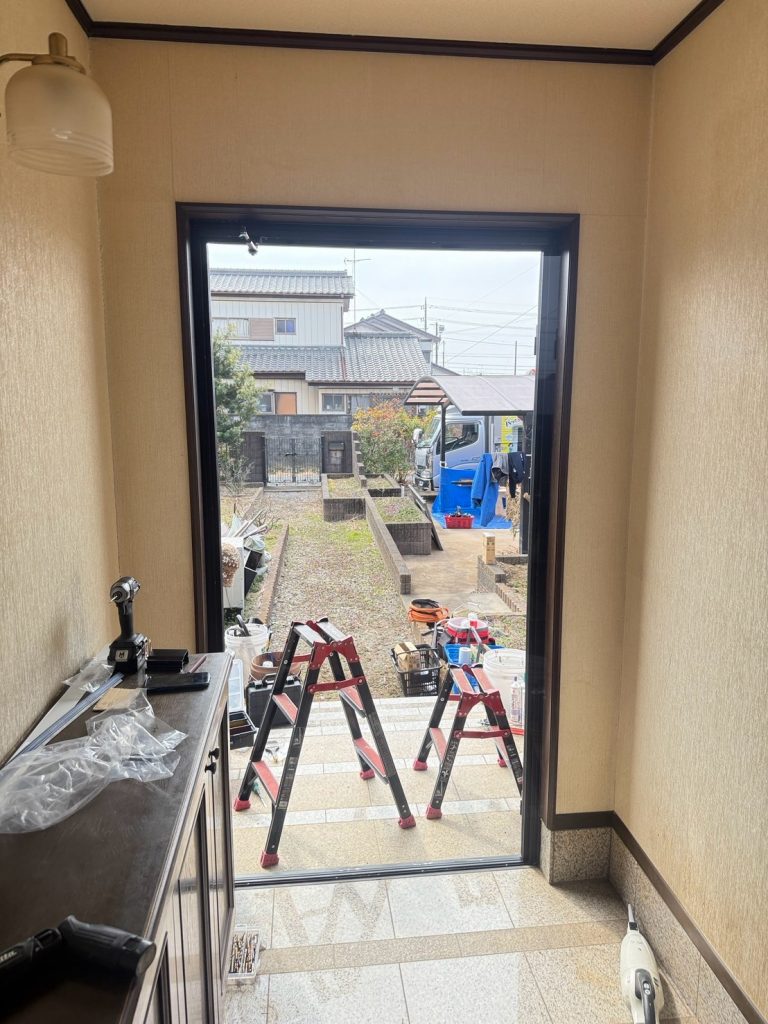 玄関開口の施工中