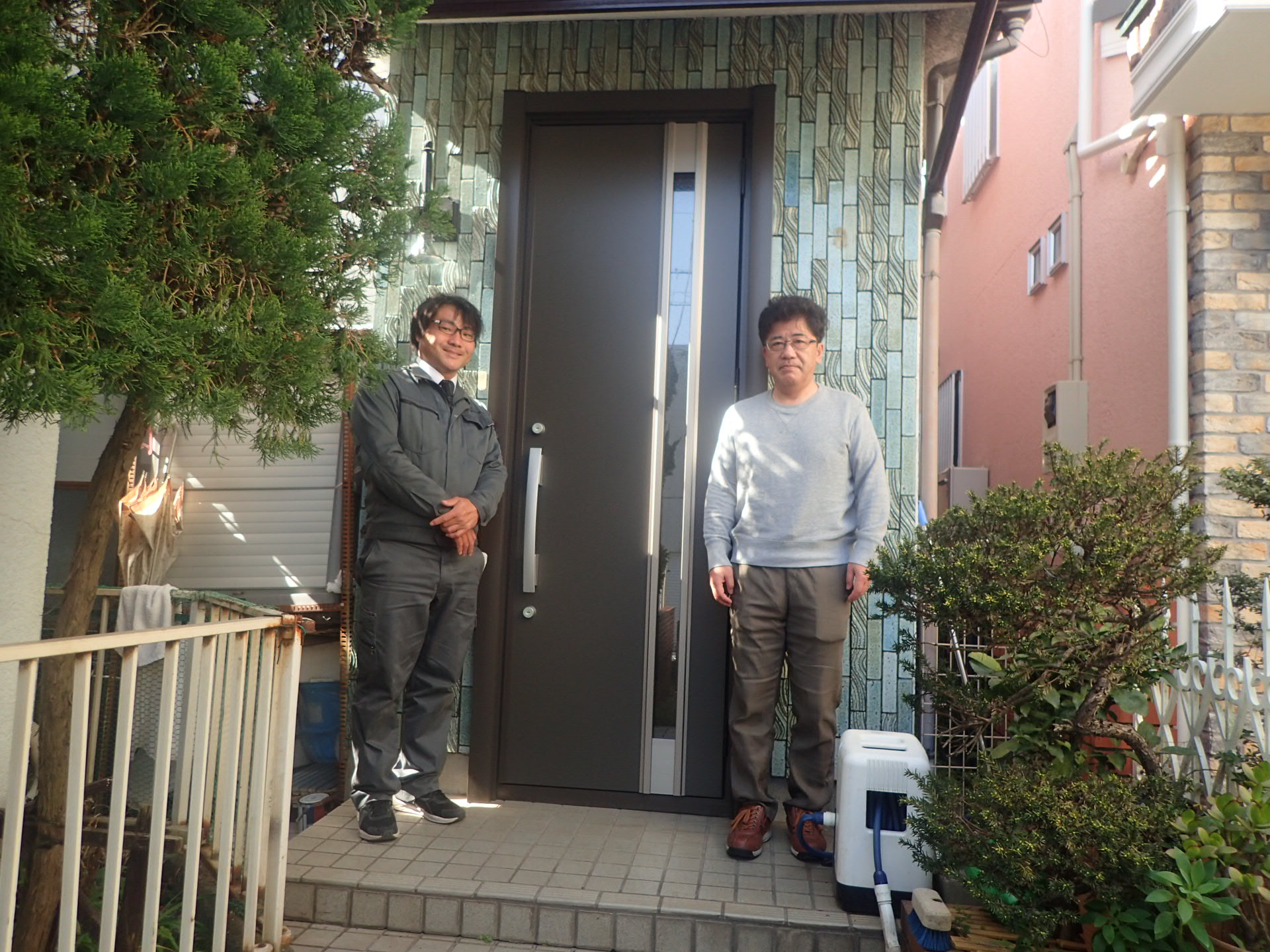 東京都世田谷区で古くなって見栄えが悪くなったドアを交換されたお客様です