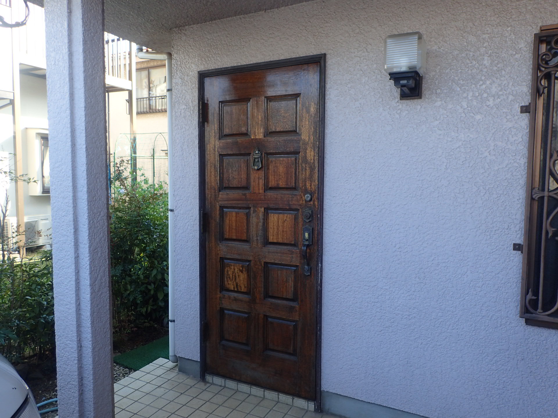 経年劣化の進んだ木製ドアをアルミドアに交換して機能性アップ