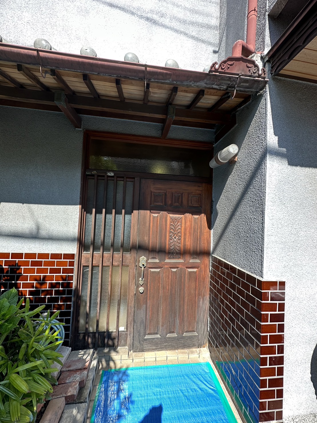 尼崎市で木製ドアの退色・傷の目立ちを玄関交換で解消しました！