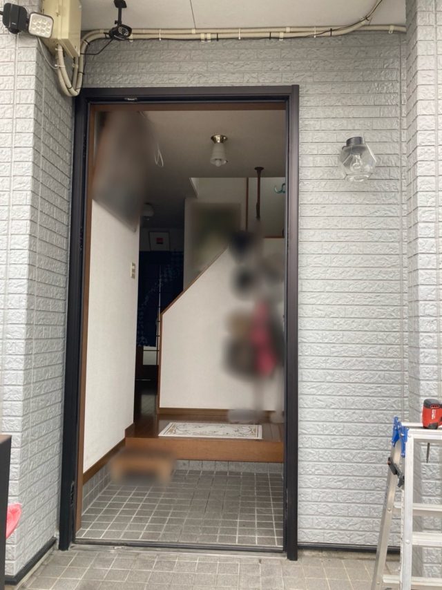 枠を残し本体ドア、子扉と外します。