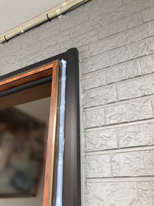 古い枠と、新しく取り付けた枠の隙間を埋める