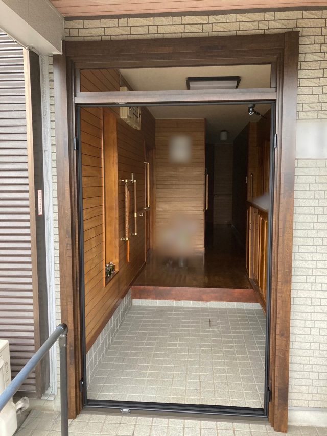 東海市玄関リフォームの現場です。外額縁を取り付けました。